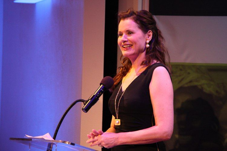 2560px Geena Davis at the podium 9922450166