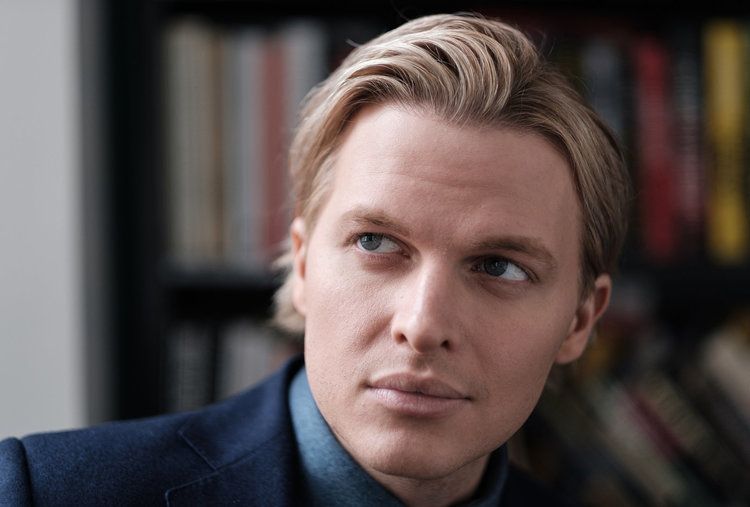 ronan farrow chavar