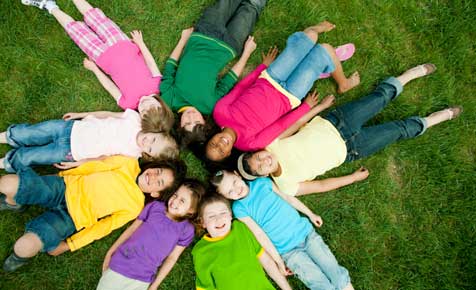 Groupofkidsonlawn476x290