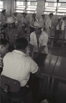 braceros_desk