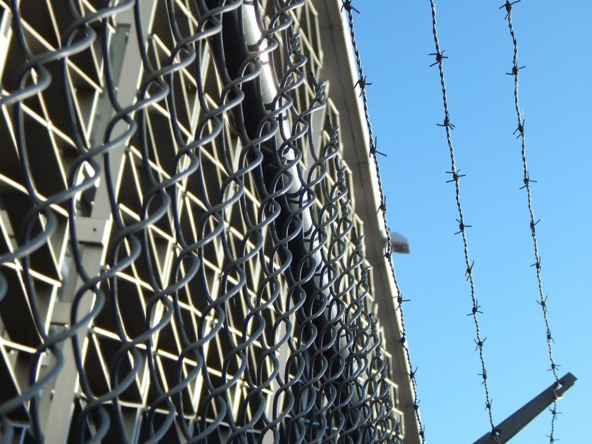 prison jail barbed wire barbwire metal lockup cage 929009